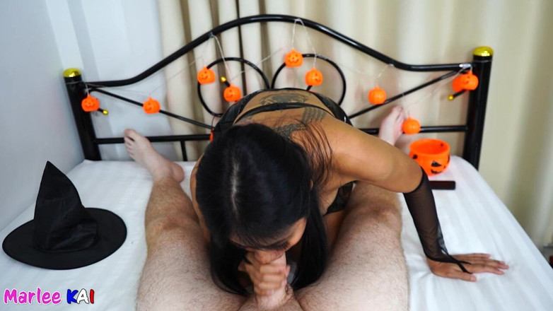 Marlee Kai: Sexy thajská čarodějnice kouří péro