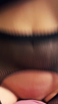 La calda cameriera MyRedFoxGirl ha sedotto un ospite ricco con il suo vestito sexy e il suo culo grosso