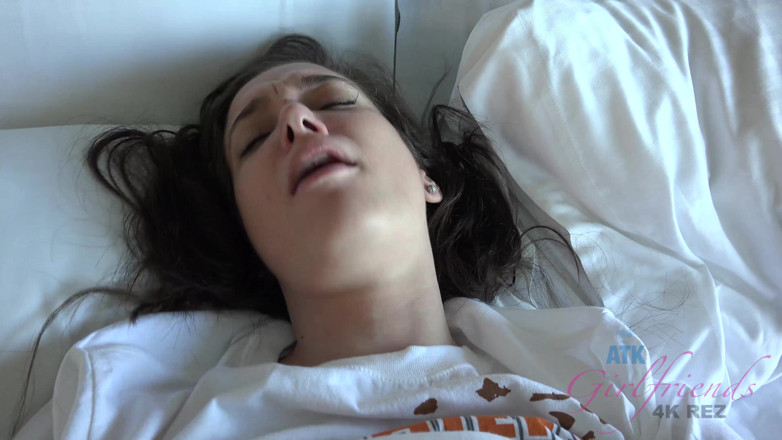 ATK Fans (Girlfriends): Nadat Gia een sigaret rookt, reikt ze naar je pik...
