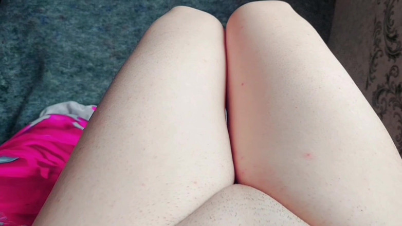 Kitty_Cross: いたずらっぽいシシーがゆっくりと指で唇をなぞる