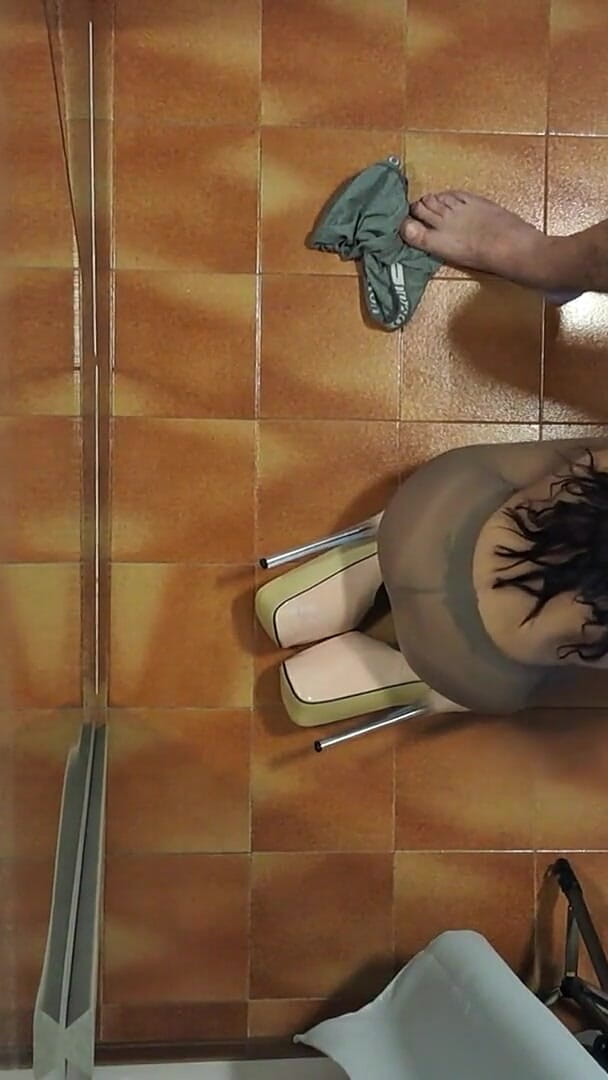 MILF in Pantyhose and High Heels Gives a Blowjob on Her Knees with Cum Swallowing (Laura on Heels)