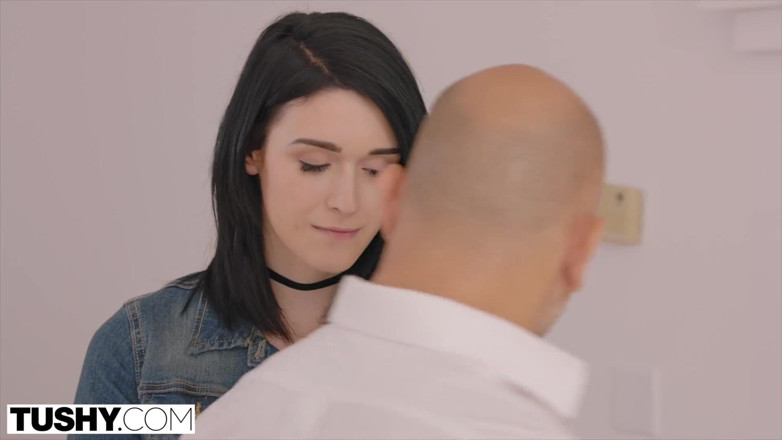 Tushy: Tushy - o studentă îl seduce pe prietenul tatălui vitreg cu jucării...