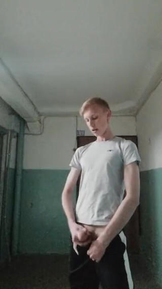 Dick Boys Studio: Решила подрочить у входа