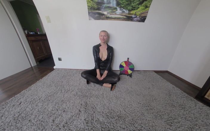 BlondeHexe VR: 휠을 회전하는 발정난 펨돔