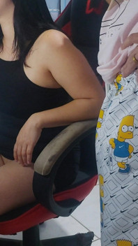 ホットな妻は非常に挑発的な服装でテレビ技術者を歓迎し、彼に彼女の尻をファックさせます