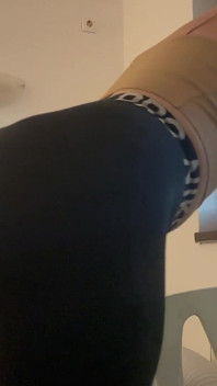 Peidos fumegante em leggings apertadas