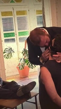 Seorang Pria Pengantar yang Tunduk
