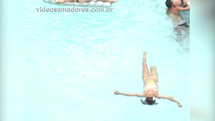 Amateurs videos: Boy films shameless friends naked in the pool