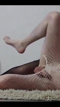 一对夫妇在地毯上乱搞，婴儿抚摸小穴并操屁股。在 Hot Poses