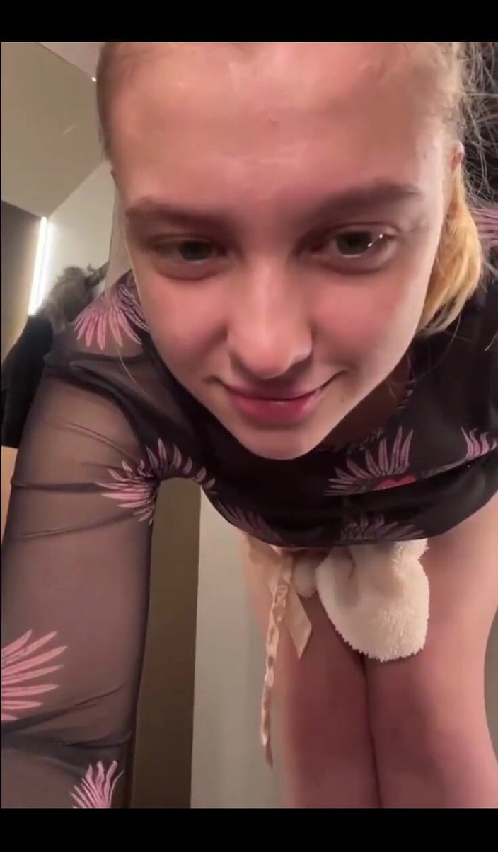 JuiceLussie: 更衣室でのフェラチオ