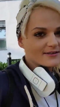 Alexa Gold em frente a um hospital