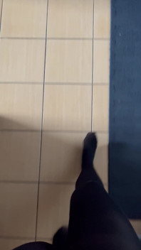 VEDERE LA PERSOANA 1: Plimbare în colanți negri