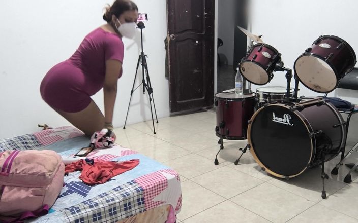 NEGRITA SEXY: Моя сводная сестра надевает свой специальный лосьон, чтобы увлажнять ее мягкую коричневую кожу.