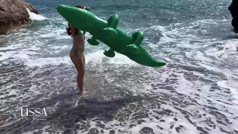 Lissa Brown: Vlog: Lissa Brown gaat naar een naaktstrand om een aangepaste...