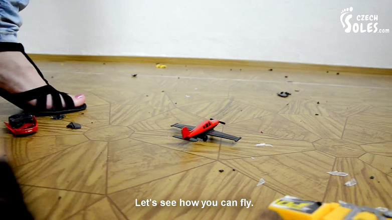 Czech Soles - foot fetish content: Reuzes verpletterende puny auto's