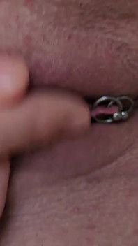 Jouer avec mon clito percé et ma chatte font mon orgasme très humide et énorme