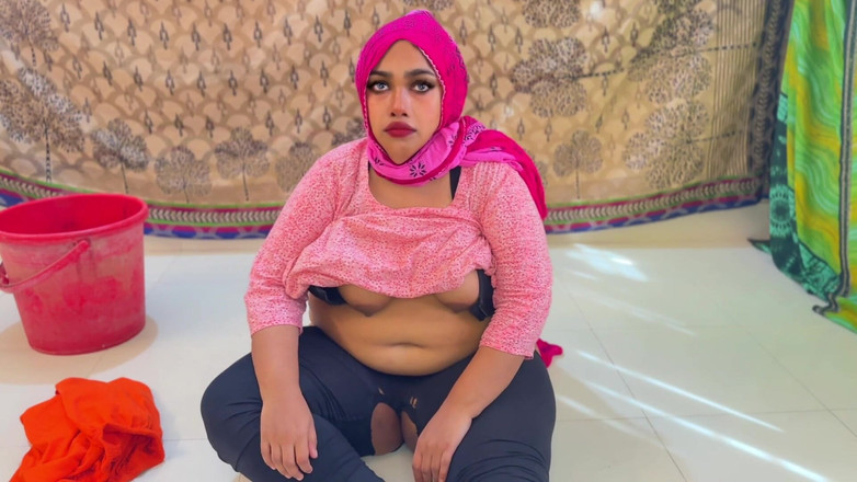 Aria Mia: Wiejska teściowa myje ubrania, podczas gdy zięć robi się gorąco