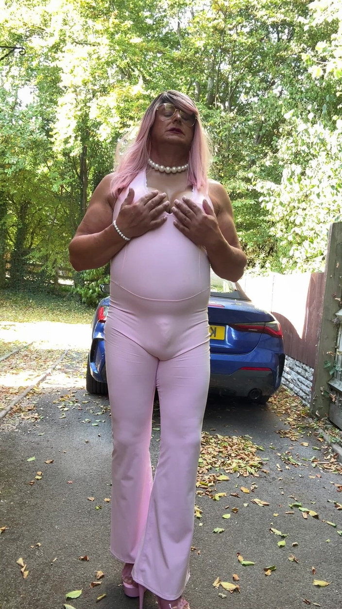 Kellycd2022: Кроссдрессер Kellycd2022 в розовом комбинезоне и на каблуках