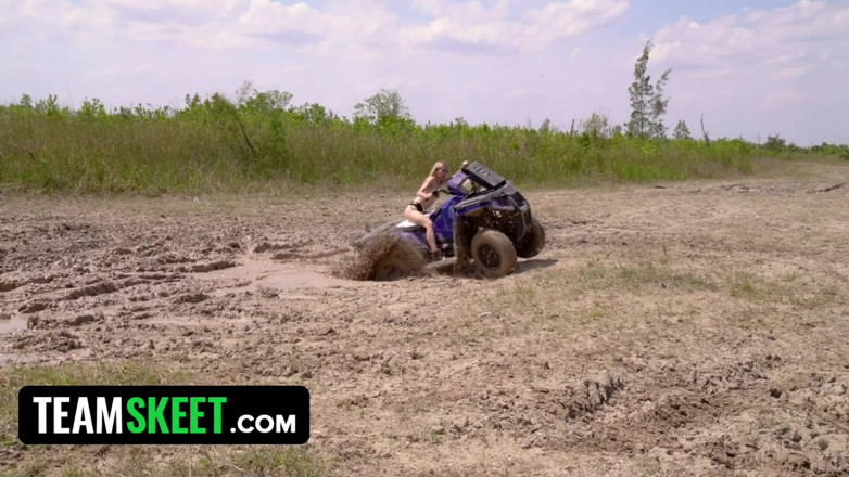 Team Skeet: Команда Skeet Labs - шлюховатые крошки-блондинки встречают незнакомца и трахают его в дикой местности - Full HD видео