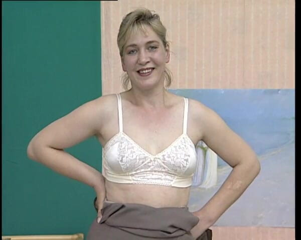 YOUR FIRST PORN: Rijpe Caroline houdt van goed verzorgd poesje