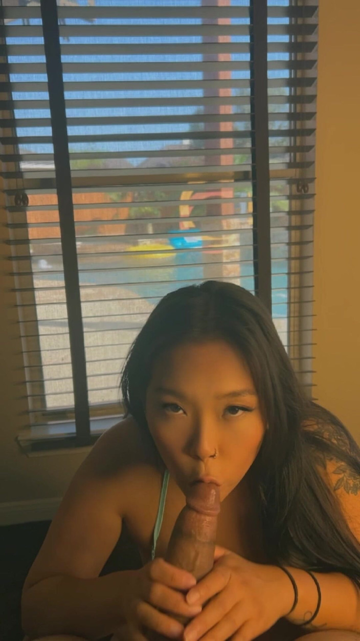 ThiccAsianMimi: Fată asiatică sexy care face labă și ia muie cu ejaculare...