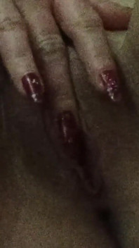 Pelacur penurut lagi asik fingering memek bebasnya