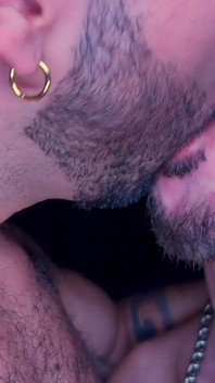 Duplo gangbang: Versão de Charlie Ferreira - 8 tops compartilham e fodem dois fundos