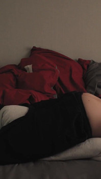 Routine du matin. Femboy ne peut s’empêcher de baiser un oreiller en imaginant ton cul étroit rempli de son sperme