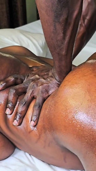 89 वर्षीय प्रचंड मम्मी की 45 वर्षीय व्यभिचारी समलैंगिक डॉक्टर द्वारा गांड चुदाई