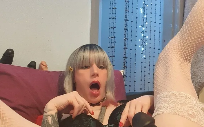 Skinnyminxx_xd: Sissy makes a mess with black dildo