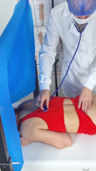Ginekolog pieprzy pacjenta podczas egzaminu.