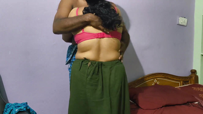 Sexy sindu: Soțul indian desi satisface dorința soției