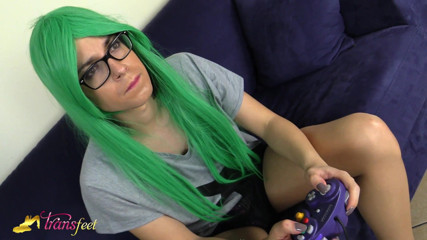 Trans and Cross-Dressers Feet: La transexual Irene Aoki después de jugar al juego está...