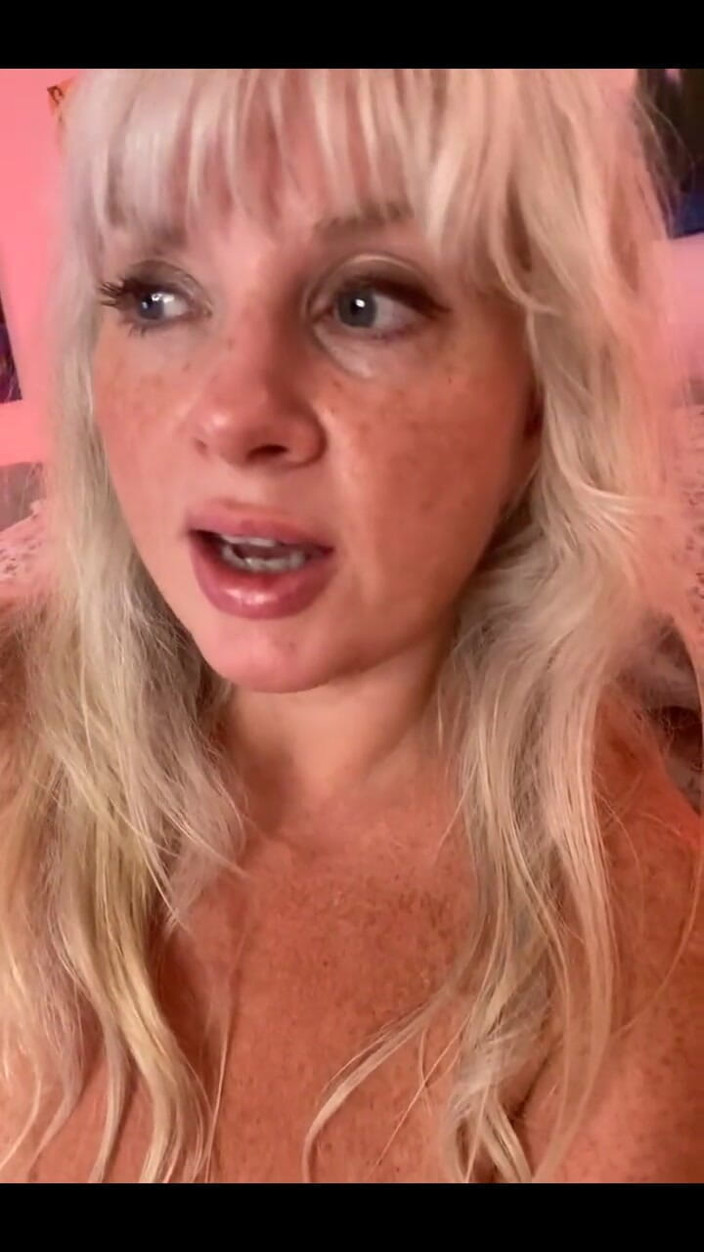 PaintedRose Taboo Femdom Fetish MILF: Bts blue nuda e pensando rosso Sabato matrigna Dommy tra...