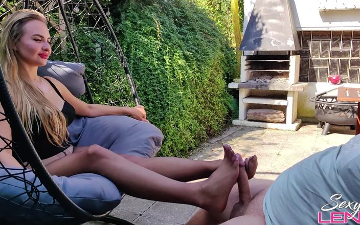 Goddess Lena: Sega con i piedi in giardino