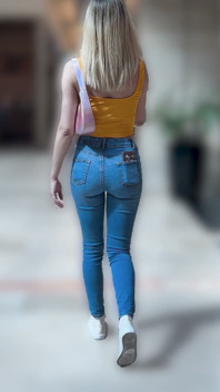 Molhando jeans no shopping mijando e mijando na boca
