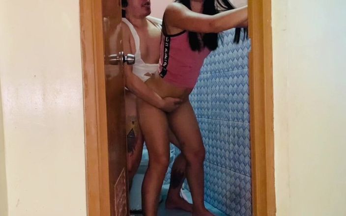 Arramia: アジアのピナイガールフレンドと親友がコンフォートルームでファック