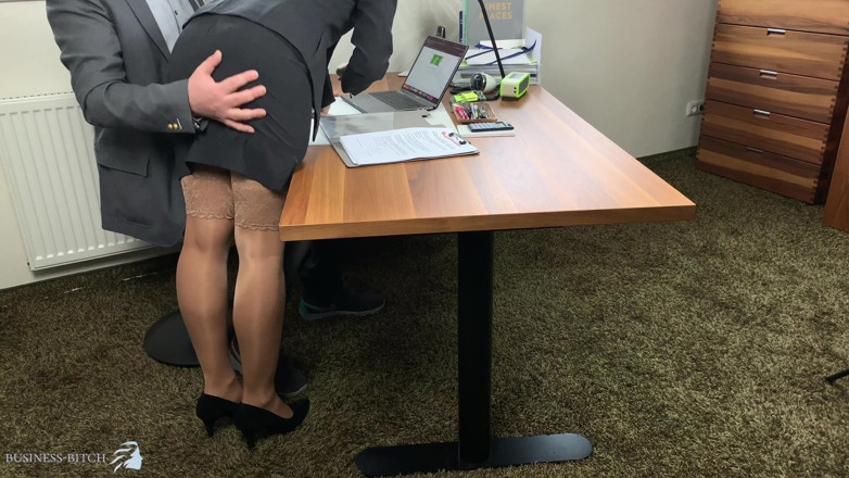 Business Bitch: Bos mempergunakan setiausaha seksi dan mengisi semua lubangnya