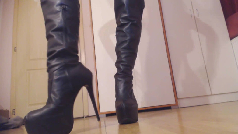 Foot Girls: Il caldo gioco erotico con gli stivali sexy di vivien