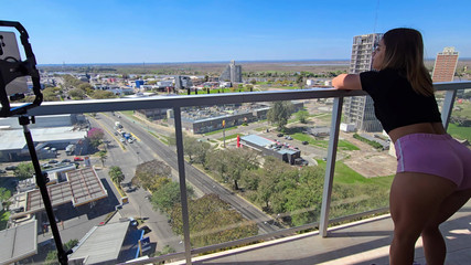 Young big apple: Kocam Ve Ben Kiralık Bir Dairede Eğlendik: Sokak Manzaralı Balkonda...