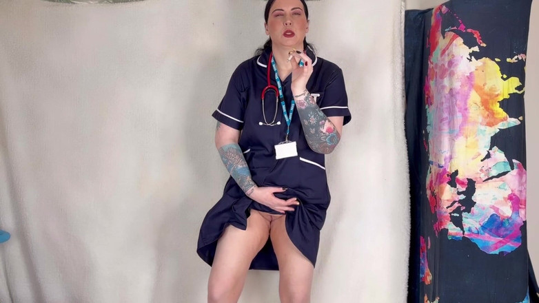 MissFFW: Infermiera Donna Donna sta scopando per una sigaretta e piscio