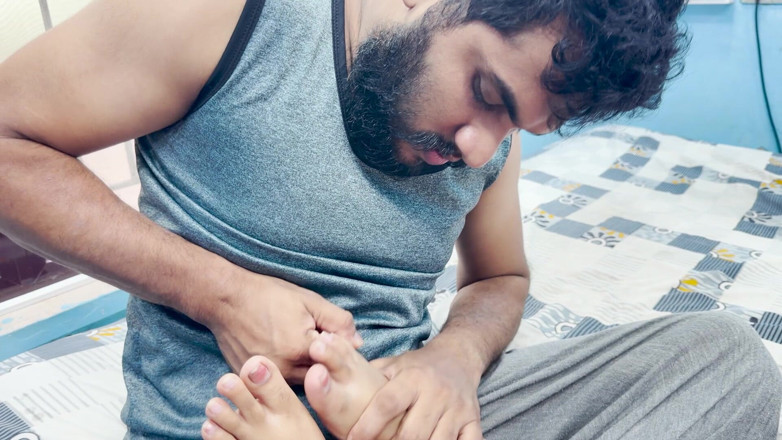 Vaishnavysharunraj: 義理の兄が義理の妹を誘惑して足のマッサージと足のキスをする