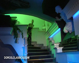 Dorcel classics: Seksi bir kalabalığın önünde üçlü