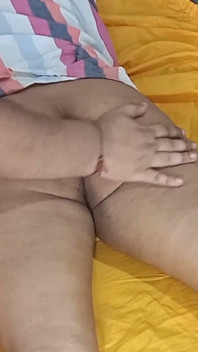 사방에서 시오후키할 때까지 깊은 여친을 손가락으로 핥는 남친