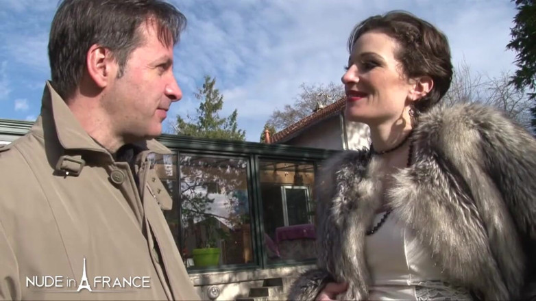 Nude in France: Mature bourgeoise shows us around her house and her ass...