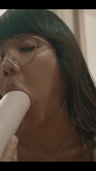 J’ai vu cette grosse saucisse et je me demandais si cette chose rentre dans ma chatte asiatique étroite