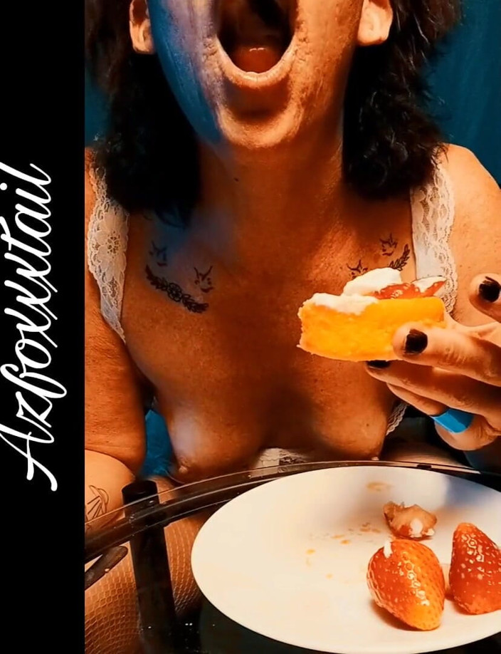 AzFoxxxTailPhelicia: Birthday cake mouth