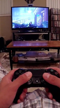 Menghisap zakarnya kering semasa dia bermain ps4