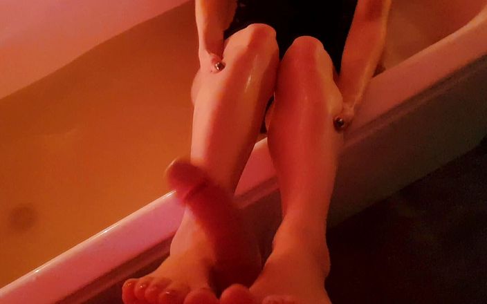 Your Naked Dream: Чувственная дрочка ногами от милашок и грязный минет из ванны - сперма вместе