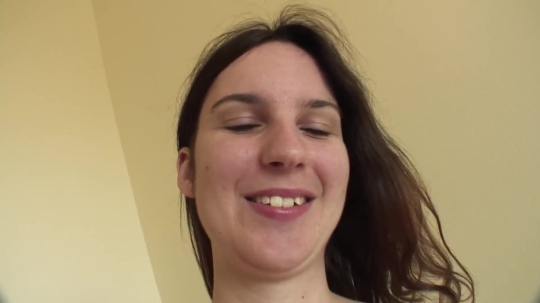 Toy Sluts: Morena amateur muestra sus cosas